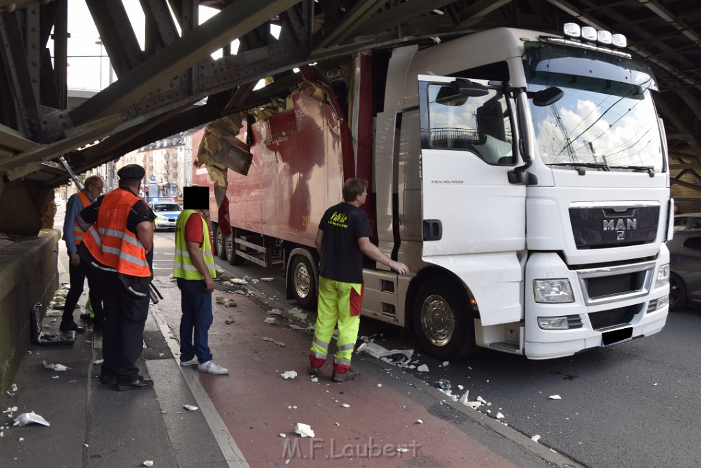 LKW blieb unter Bruecke haengen Koeln Deutz Opladenerstr Deutz Muelheimerstr P031.JPG - Miklos Laubert